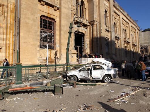 Ein zerstörtes Auto steht in Kairo auf einer Straße in Nähe eines Polizeihauptquartiers.