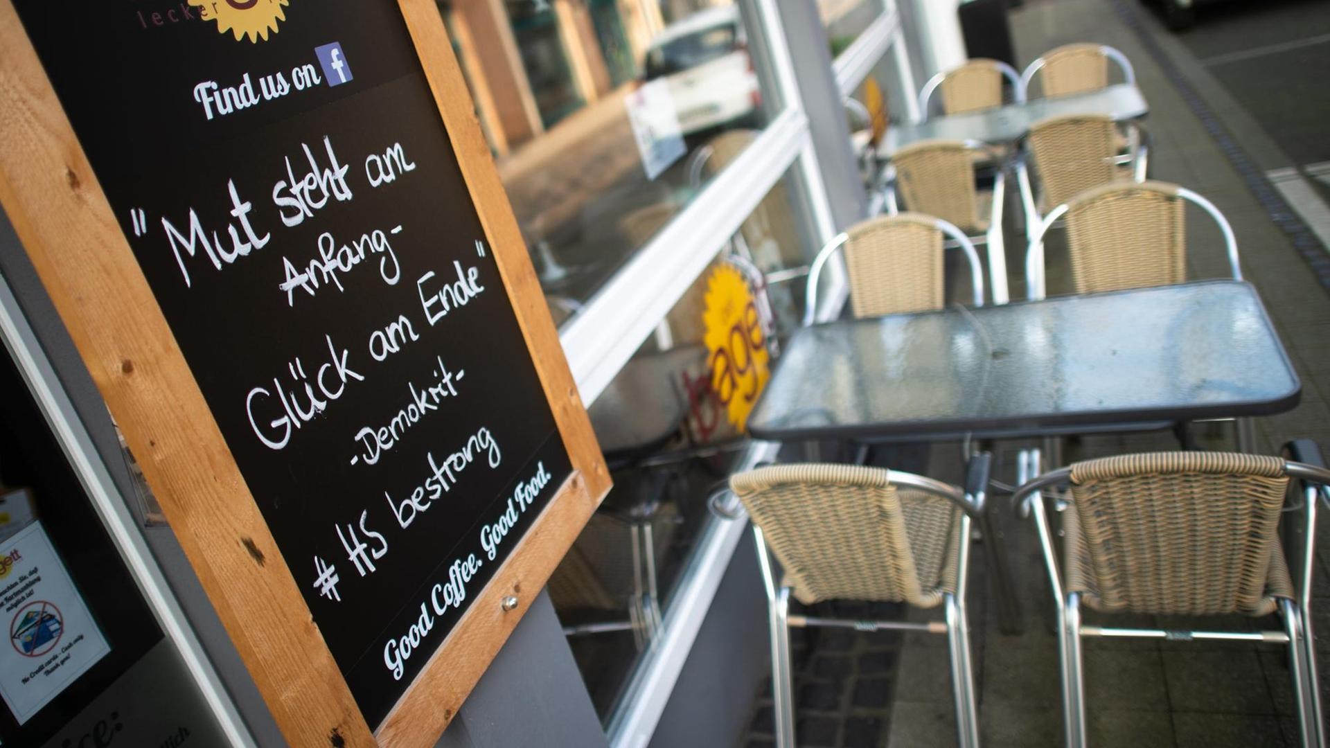 Ein Schild mit der Aufschrift "Mut steht am Anfang - Glück am Ende. #HSbestrong" steht an einem Café in der Fußgängerzone in Heinsberg. Ein Schild mit der Aufschrift "Mut steht am Anfang - Glück am Ende. #HSbestrong" steht an einem Café in der Fußgängerzone in Heinsberg.