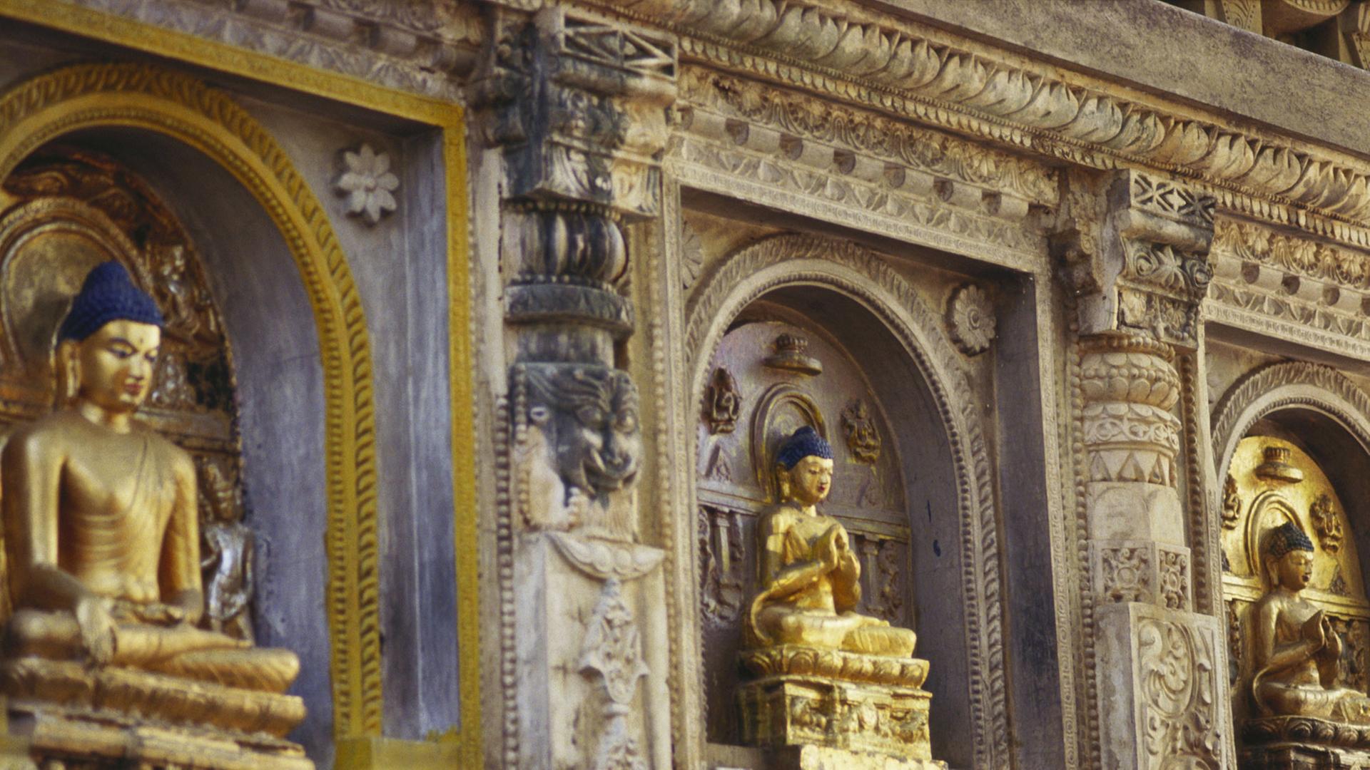 Blick auf Buddha-Statuen am Mahabodhi-Tempel in Bodhgaya, Indien Blick auf Buddha-Statuen am Mahabodhi-Tempel in Bodhgaya, Indien