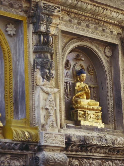 Blick auf Buddha-Statuen am Mahabodhi-Tempel in Bodhgaya, Indien