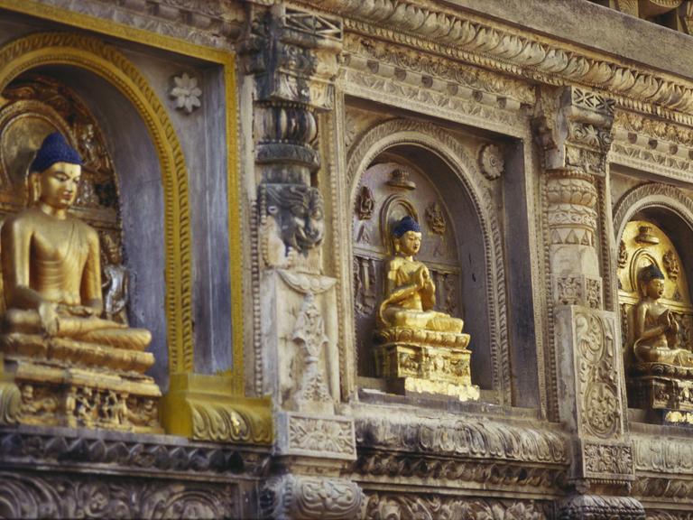 Blick auf Buddha-Statuen am Mahabodhi-Tempel in Bodhgaya, Indien