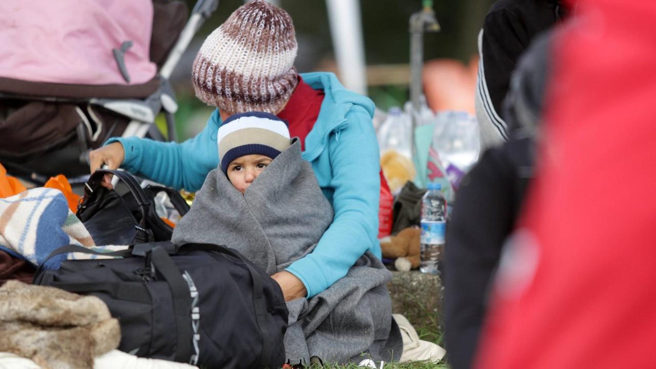 Flüchtlinge im Erstaufnahmelager Nickelsdorf in Österreich am Grenzübergang zu Ungarn. Flüchtlinge im Erstaufnahmelager Nickelsdorf in Österreich am Grenzübergang zu Ungarn.