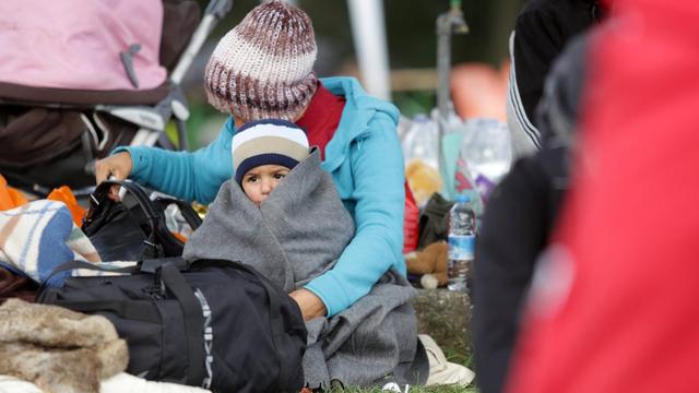 Flüchtlinge im Erstaufnahmelager Nickelsdorf in Österreich am Grenzübergang zu Ungarn.