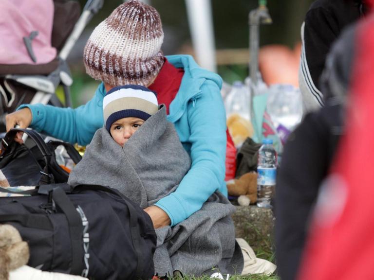Flüchtlinge im Erstaufnahmelager Nickelsdorf in Österreich am Grenzübergang zu Ungarn.
