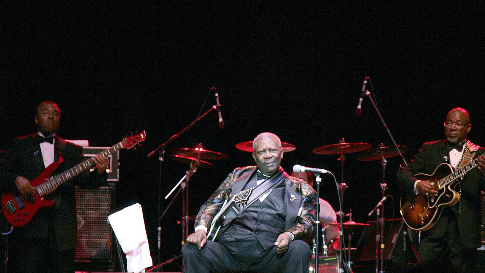 B. B. King sitzt auf einer Bühne. B. B. King sitzt auf einer Bühne.