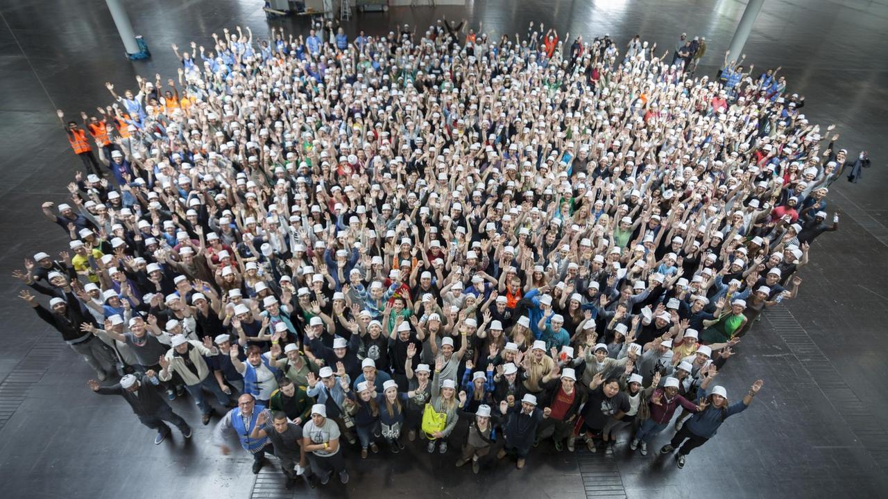 Teilnehmer des Fußgängerexperiments BASIGO in einer Düsseldorfer Messehalle Teilnehmer des Fußgängerexperiments BASIGO in einer Düsseldorfer Messehalle