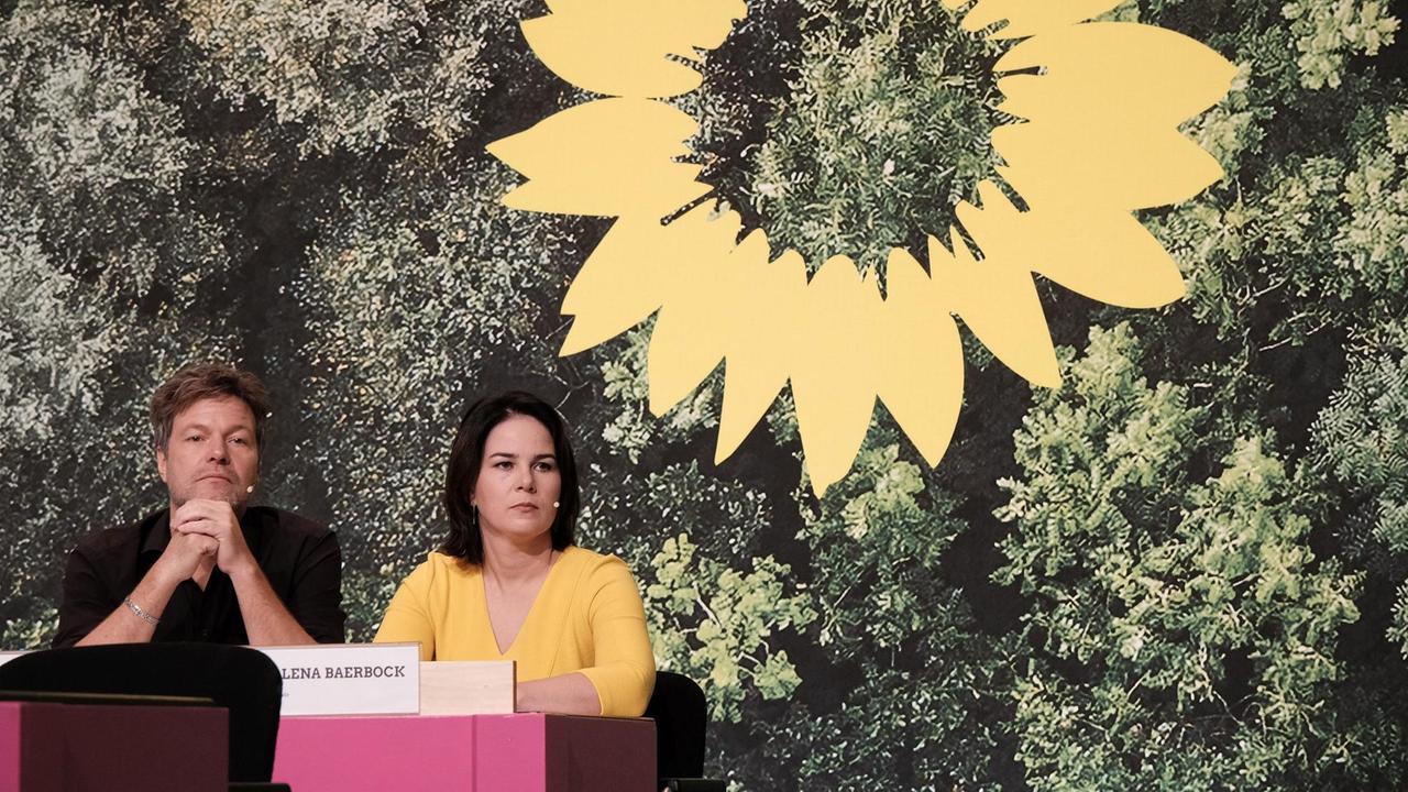 Die Grünen-Vorsitzenden Robert Habeck und Annalena Baerbock auf dem Bundesparteitag in Bielefeld