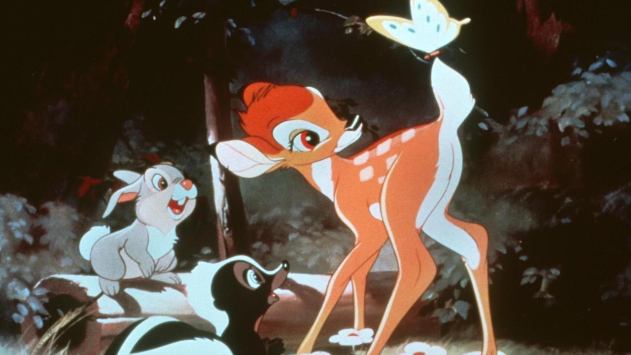 "Bambi"mit seinen Freunden, dem Skunk, dem Schmetterling und dem Hasen "Klopfer". Der Trickfilm-Klassiker des US-amerikanischen Regisseurs, Zeichners und Produzenten Walt Disney erzählt die Geschichte des kleinen Rehs "Bambi", das seine Mutter durch Jäger verliert. Fortan streift es allein durch die Wälder und besteht mit einigen Freunden allerlei Abenteuer. Erwachsen geworden wird es Leittier einer Herde. Der Film kam 1942 in die Kinos. | Verwendung weltweit
