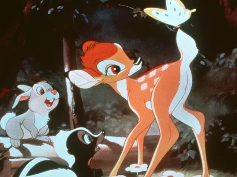 "Bambi"mit seinen Freunden, dem Skunk, dem Schmetterling und dem Hasen "Klopfer". Der Trickfilm-Klassiker des US-amerikanischen Regisseurs, Zeichners und Produzenten Walt Disney erzählt die Geschichte des kleinen Rehs "Bambi", das seine Mutter durch Jäger verliert. Fortan streift es allein durch die Wälder und besteht mit einigen Freunden allerlei Abenteuer. Erwachsen geworden wird es Leittier einer Herde. Der Film kam 1942 in die Kinos. | Verwendung weltweit