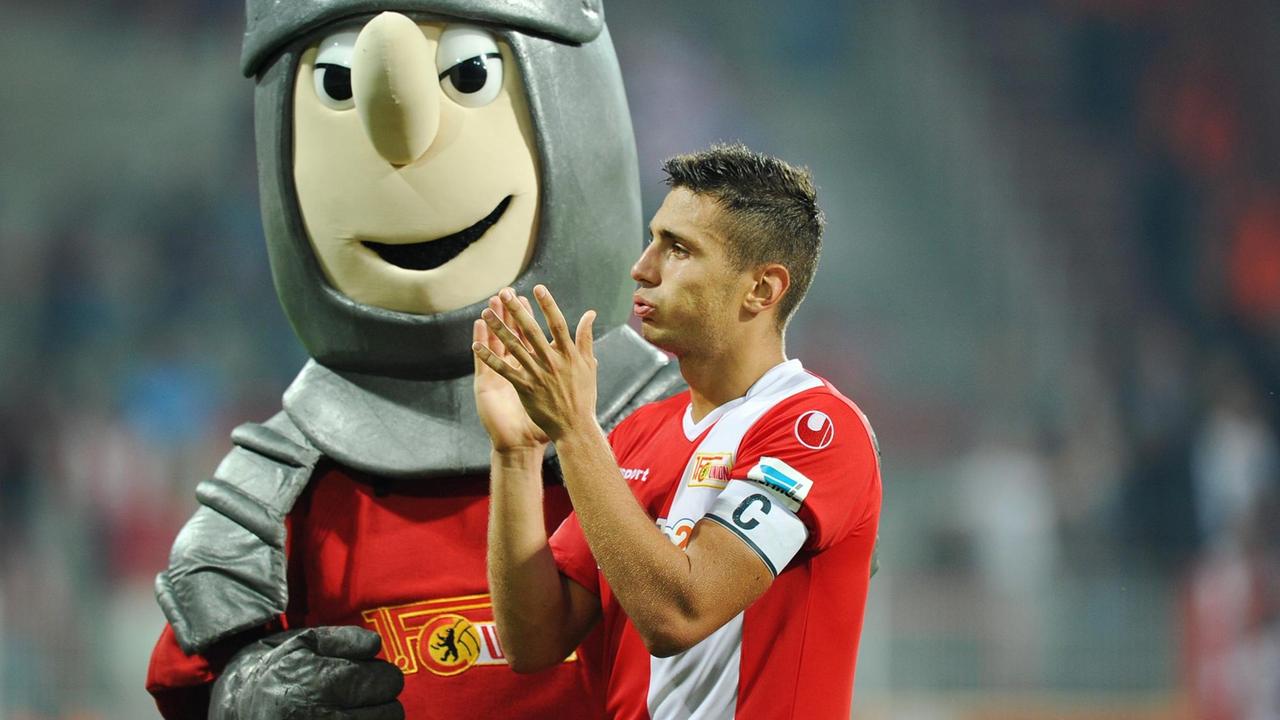 Der Berliner Damir Kreilach bedankt sich nach dem Spiel bei den Fans vom 1. FC Union Berlin. Hinter ihm das Vereinsmaskottchen "Ritter Keule". Der Berliner Damir Kreilach bedankt sich nach dem Spiel bei den Fans vom 1. FC Union Berlin. Hinter ihm das Vereinsmaskottchen "Ritter Keule".