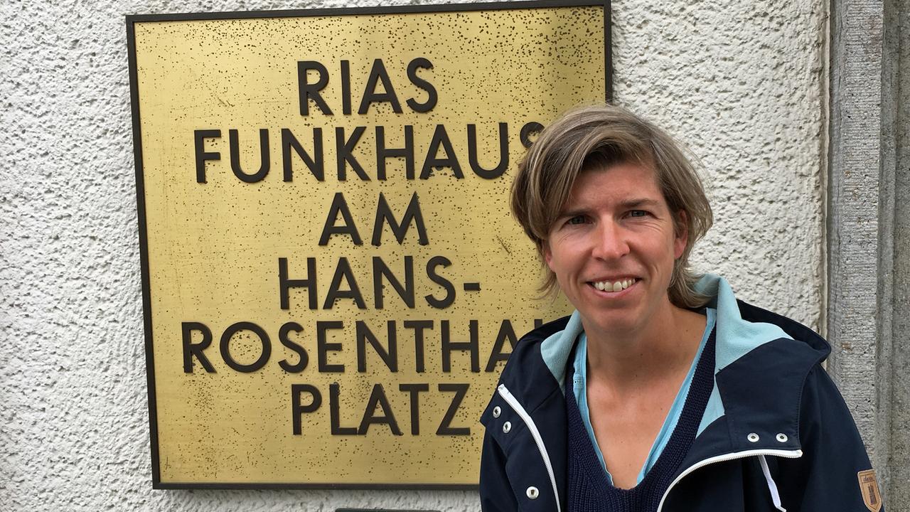 Hockeyspielerin Natascha Keller vor dem RIAS-Schild am Eingang des Hauses von Deutschlandfunk Kultur. Hockeyspielerin Natascha Keller vor dem RIAS-Schild am Eingang des Hauses von Deutschlandfunk Kultur.