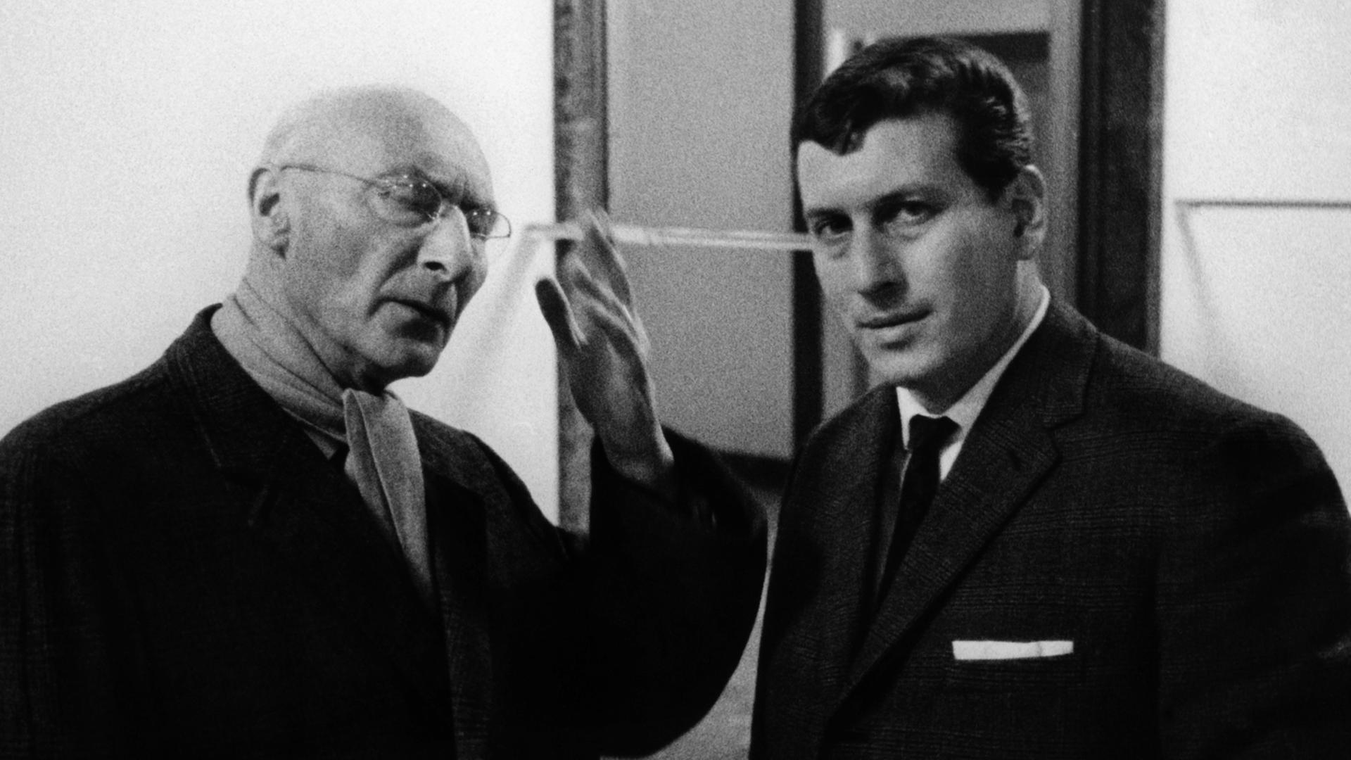 Der ehemalige Adjudant des Lagerkommandanten, Robert Mulka, (l.) während einer Verhandlungspause Der ehemalige Adjudant des Lagerkommandanten, Robert Mulka, (l.) während einer Verhandlungspause