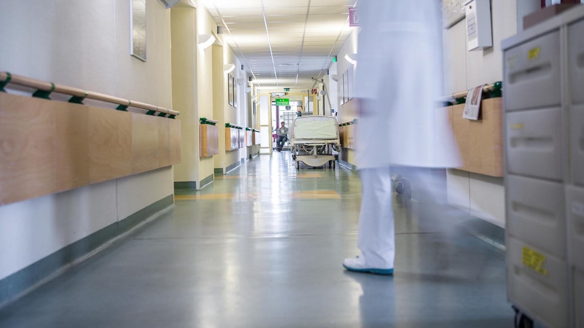 Ein leerer Krankenhausflur. Ein leerer Krankenhausflur.