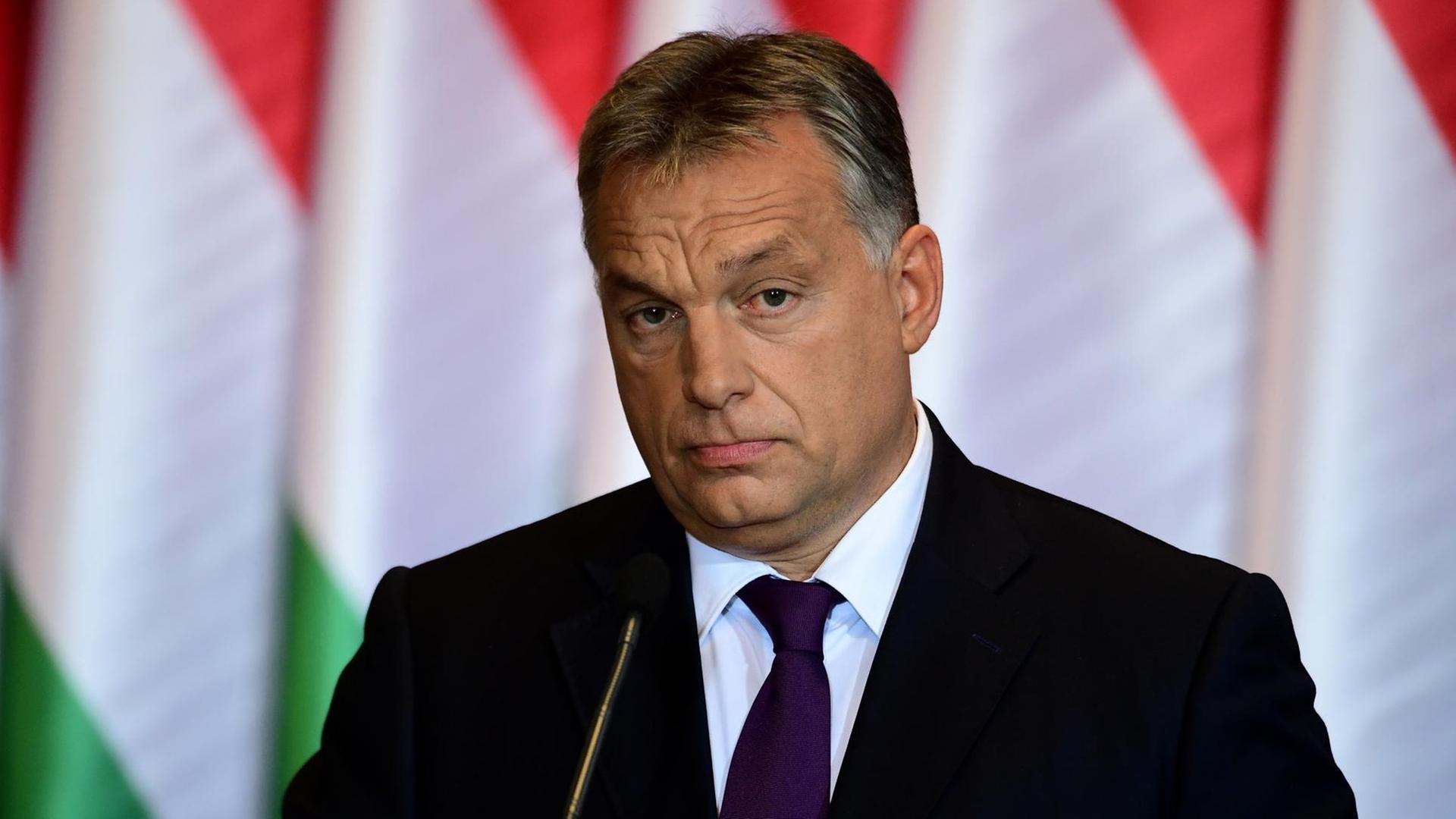 Der ungarische Premierminister Viktor Orban spricht nach dem gescheiterten Referendum zur Flüchtlingspolitik auf einer Pressekonferenz in Budapest, Ungarn. Der ungarische Premierminister Viktor Orban spricht nach dem gescheiterten Referendum zur Flüchtlingspolitik auf einer Pressekonferenz in Budapest, Ungarn.
