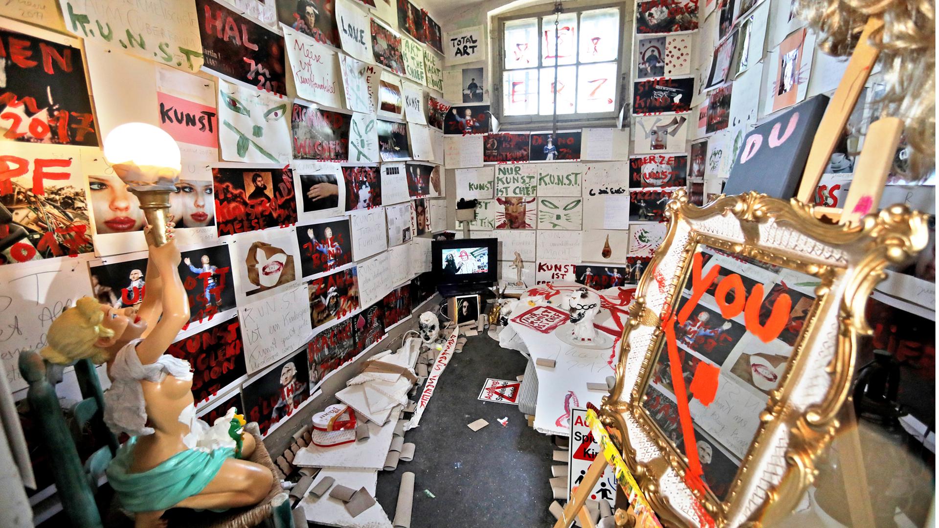 Eine von Jonathan Meese gestaltete Haftzelle in der Ausstellung "Luther und die Avantgarde" in Lutherstadt Wittenberg, aufgenommen am 18.05.2017". Die Schau zeigt Kunst in einem alten Gefängnis. Eine von Jonathan Meese gestaltete Haftzelle in der Ausstellung "Luther und die Avantgarde" in Lutherstadt Wittenberg, aufgenommen am 18.05.2017". Die Schau zeigt Kunst in einem alten Gefängnis.