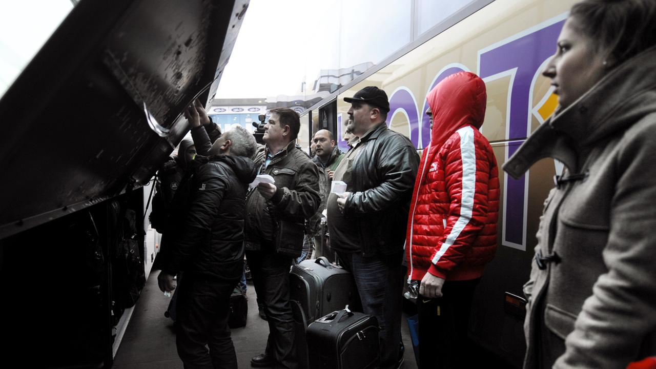 Am Busbahnhof der bulgarischen Hauptstadt Sofia besteigen am 1. Januar 2014 Leute einen Bus nach London über Deutschland und Frankreich.