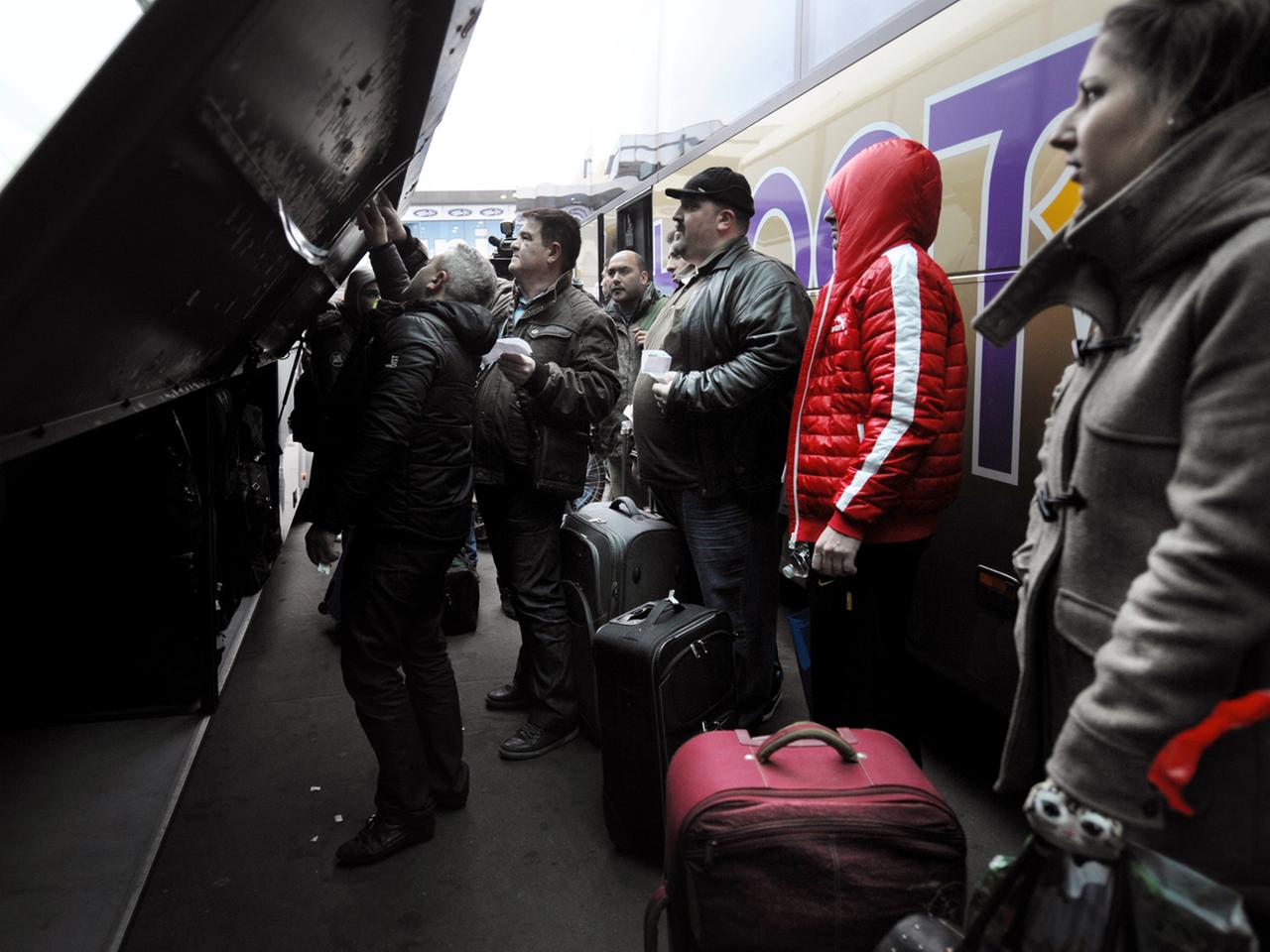 Am Busbahnhof der bulgarischen Hauptstadt Sofia besteigen am 1. Januar 2014 Leute einen Bus nach London über Deutschland und Frankreich. Am Busbahnhof der bulgarischen Hauptstadt Sofia besteigen am 1. Januar 2014 Leute einen Bus nach London über Deutschland und Frankreich.