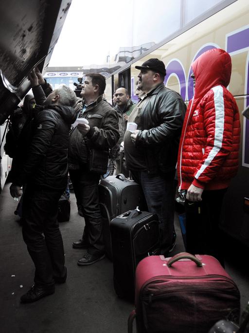 Am Busbahnhof der bulgarischen Hauptstadt Sofia besteigen am 1. Januar 2014 Leute einen Bus nach London über Deutschland und Frankreich.