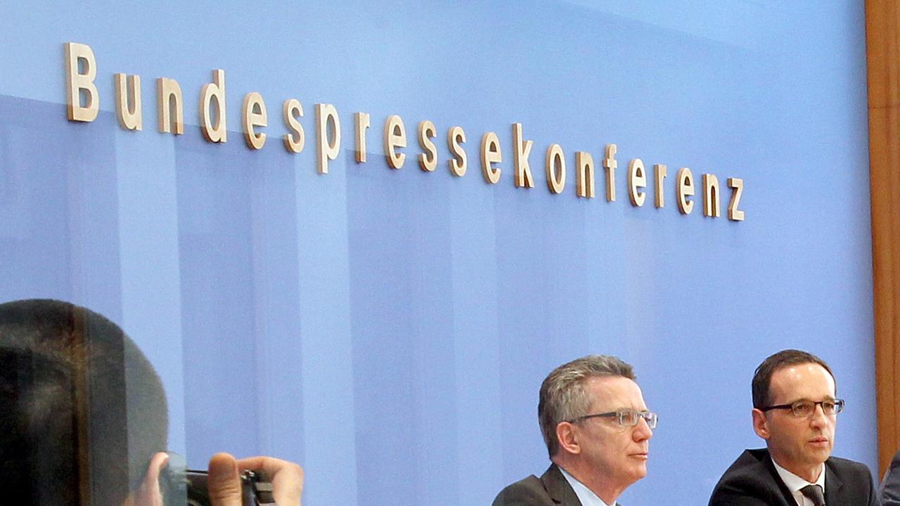 Bundesinnenminister Thomas de Maizière (CDU) und Bundesjustizminister Heiko Maas (SPD) vor der Bundespressekonferenz. Bundesinnenminister Thomas de Maizière (CDU) und Bundesjustizminister Heiko Maas (SPD) vor der Bundespressekonferenz.