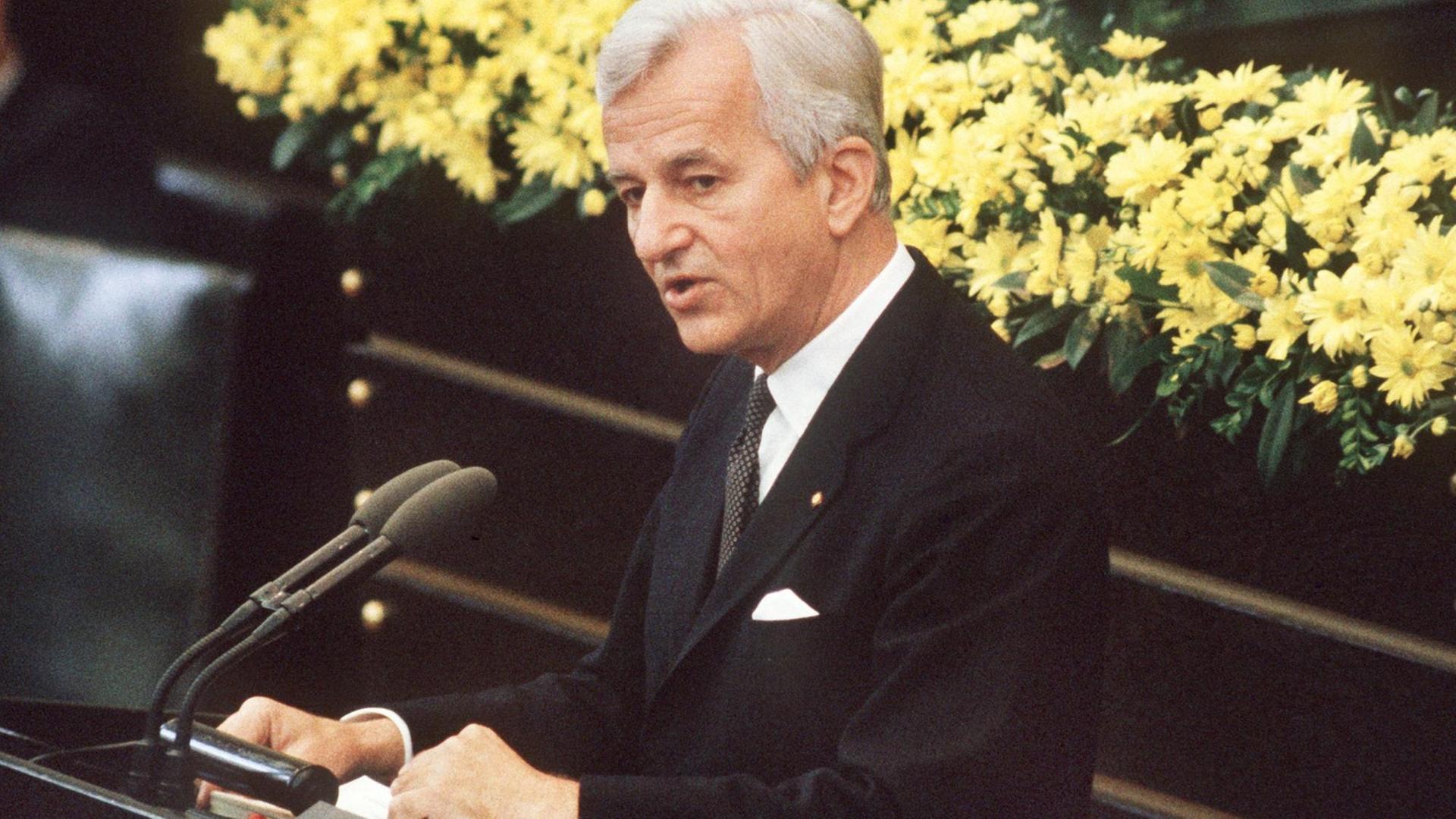 Richard von Weizsäcker bei seiner Rede im Bundestag am 8.5.1985. Richard von Weizsäcker bei seiner Rede im Bundestag am 8.5.1985.