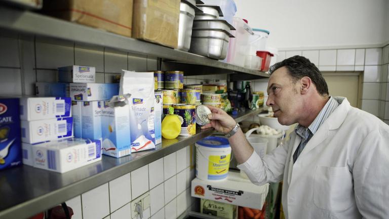 Kontrolleur Michael Bielak inspiziert die Lebensmittel auf einem Regal in einem türkischen Imbiss in Düsseldorf
