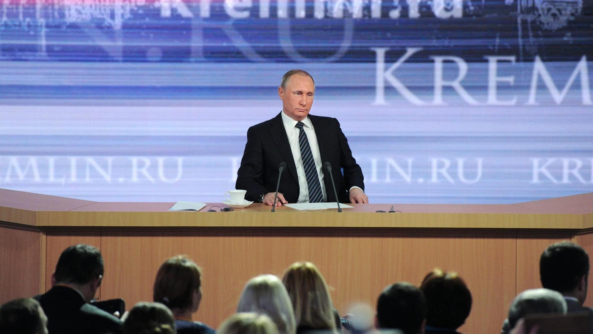 Der russische Präsident Wladimir Putin während der Jahrespressekonferenz 2015. Der russische Präsident Wladimir Putin während der Jahrespressekonferenz 2015.