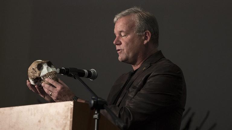 Professor Lee Burger präsentiert den Schädel des Homo Naledi auf einer Pressekonferenz in Johannesburg Professor Lee Burger präsentiert den Schädel des Homo Naledi auf einer Pressekonferenz in Johannesburg