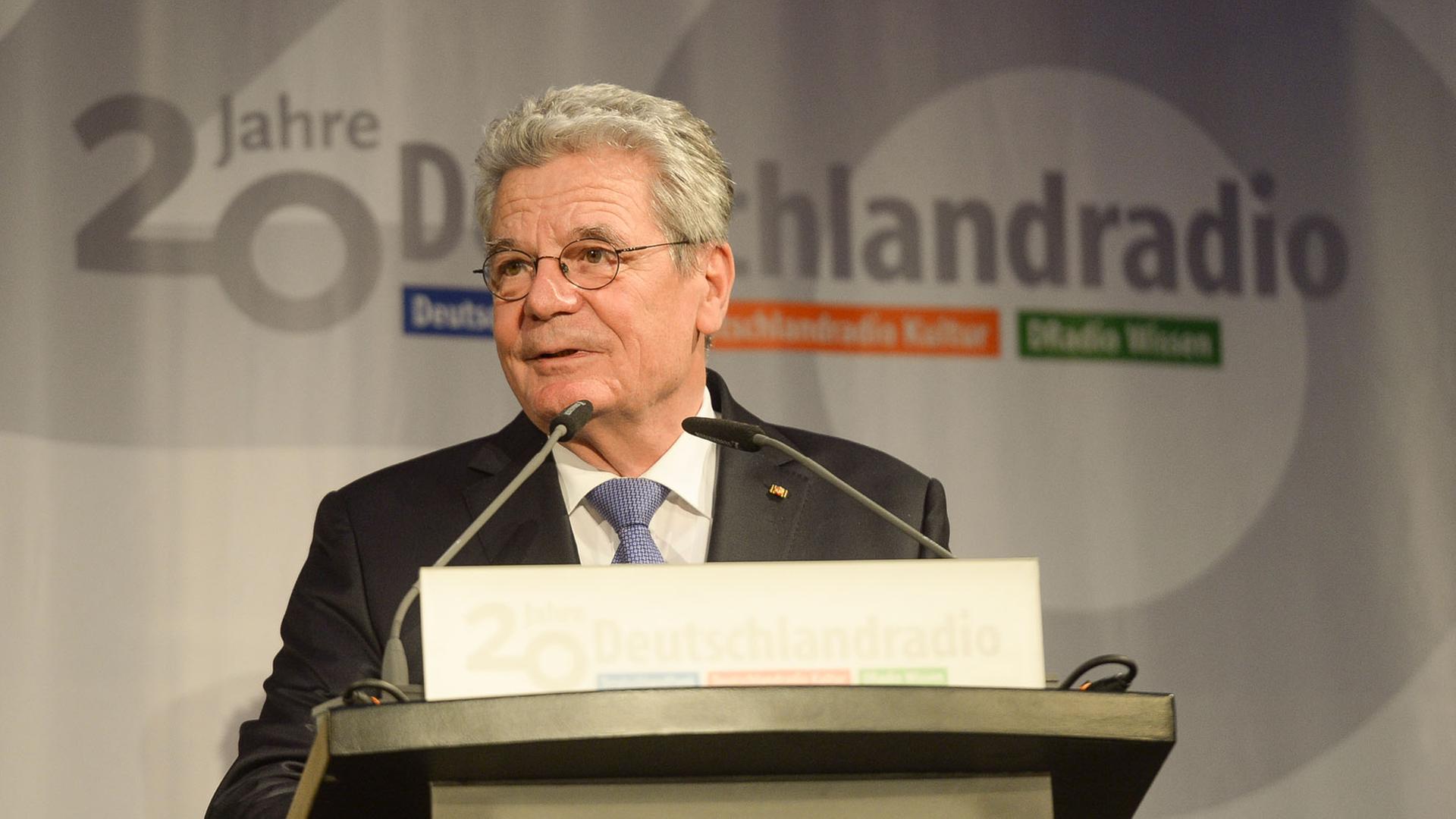 Bundespräsident Gauck am Rednerpult beim Festakt 20 Jahre Deutschlandradio Bundespräsident Gauck am Rednerpult beim Festakt 20 Jahre Deutschlandradio