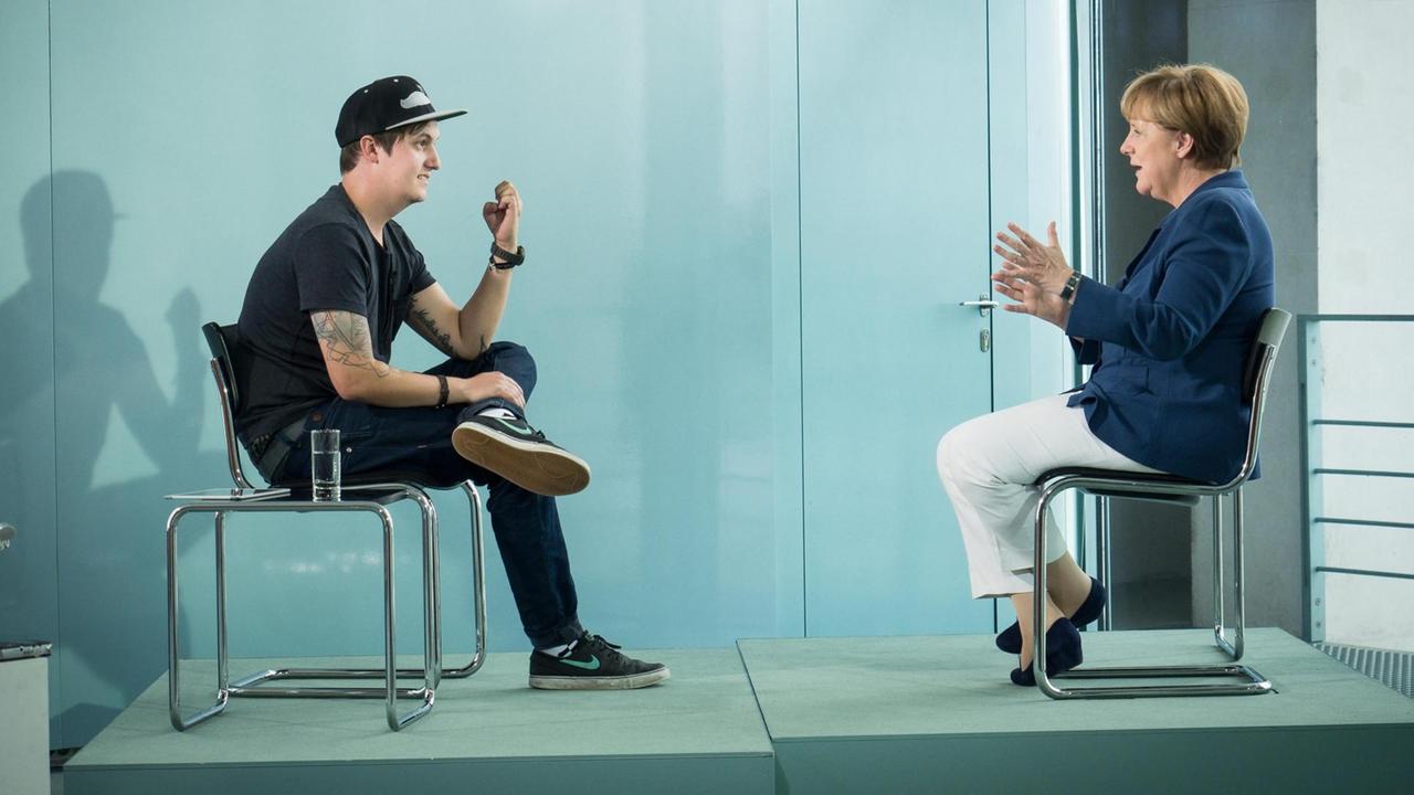Bundeskanzlerin Angela Merkel im Interview mit Florian Mundt alias LeFloid am Freitag, 10.07.2015, im Bundeskanzleramt. Bundeskanzlerin Angela Merkel im Interview mit Florian Mundt alias LeFloid am Freitag, 10.07.2015, im Bundeskanzleramt.