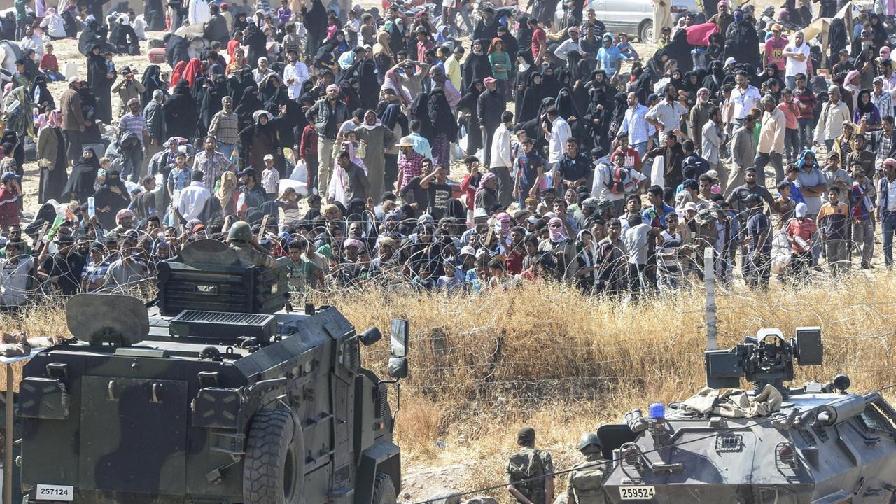 Türkische Sicherheitskräfte drängen gewaltsam syrische Flüchtlinge mit Wasserwerfern zurück. (14.06.2015)