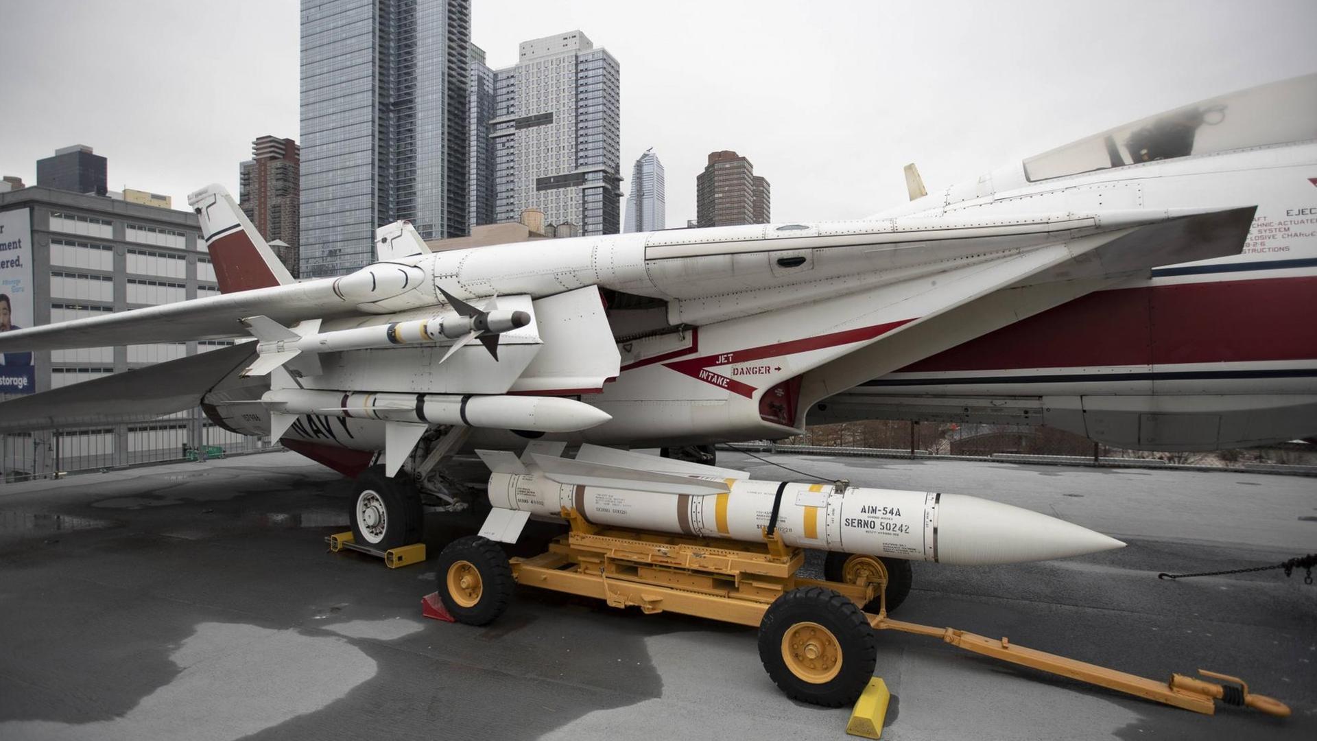 Raketen sind in New York auf einem Wagen geladen, dahinter Hochhäuser Raketen sind in New York auf einem Wagen geladen, dahinter Hochhäuser