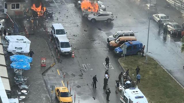 Bei einer Bombenexplosion in der türkischen Stadt Izmir sind mehrere Menschen verletzt worden.
