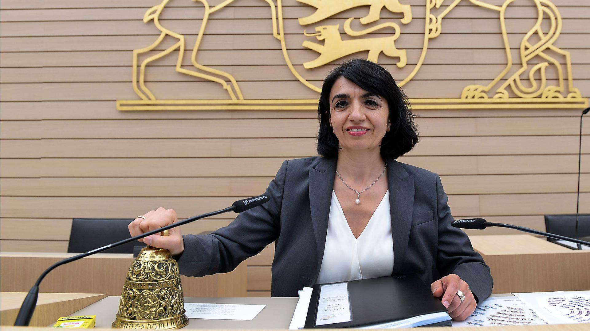 Muhterem Aras mit einer großen Glocke in der Hand am Tisch der Landtagspräsidentin im Landtag von Baden-Württemberg. Muhterem Aras mit einer großen Glocke in der Hand am Tisch der Landtagspräsidentin im Landtag von Baden-Württemberg.