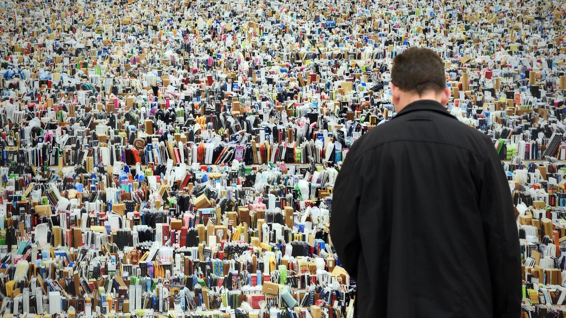 Ein Besucher betrachtet Andreas Gurskys Werk "Amazon, 2016" in der Kunstsammlung Nordrhein-Westfalen in Düsseldorf bei einer Vorbesichtigung der Ausstellung "Andreas Gursky - nicht abstrakt" (2.7.-6.11.2016) Ein Besucher betrachtet Andreas Gurskys Werk "Amazon, 2016" in der Kunstsammlung Nordrhein-Westfalen in Düsseldorf bei einer Vorbesichtigung der Ausstellung "Andreas Gursky - nicht abstrakt" (2.7.-6.11.2016)
