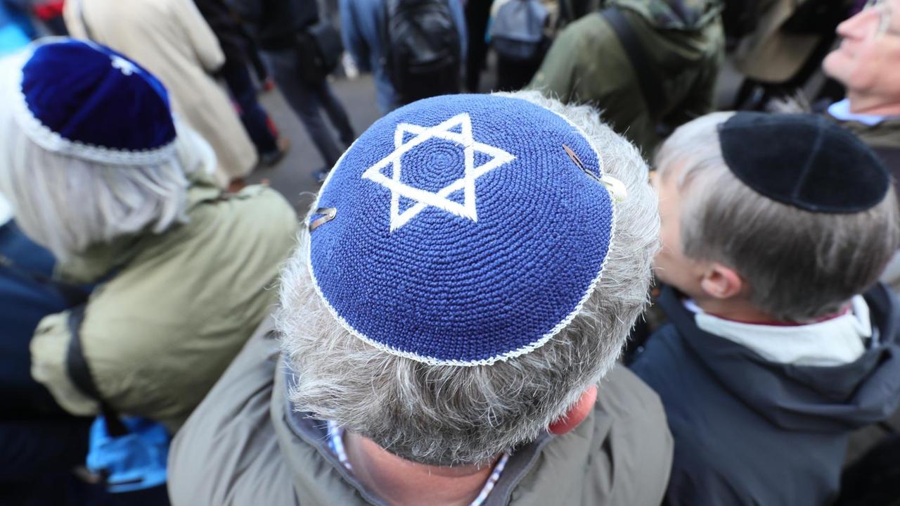 Mehrere Teilnehmer der Solidaritätskundgebung «Berlin trägt Kippa» der Jüdischen Gemeinde zu Berlin tragen eine Kippa. Anlass ist der Angriff auf einen Mann mit Kippa in Prenzlauer Berg. 