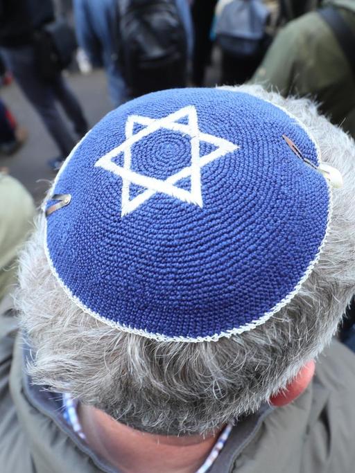 Mehrere Teilnehmer der Solidaritätskundgebung «Berlin trägt Kippa» der Jüdischen Gemeinde zu Berlin tragen eine Kippa. Anlass ist der Angriff auf einen Mann mit Kippa in Prenzlauer Berg.
