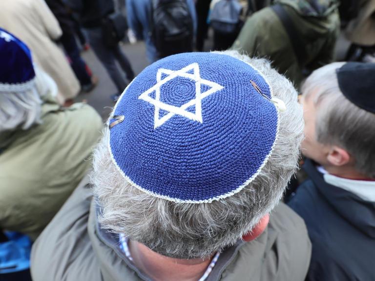 Mehrere Teilnehmer der Solidaritätskundgebung «Berlin trägt Kippa» der Jüdischen Gemeinde zu Berlin tragen eine Kippa. Anlass ist der Angriff auf einen Mann mit Kippa in Prenzlauer Berg.