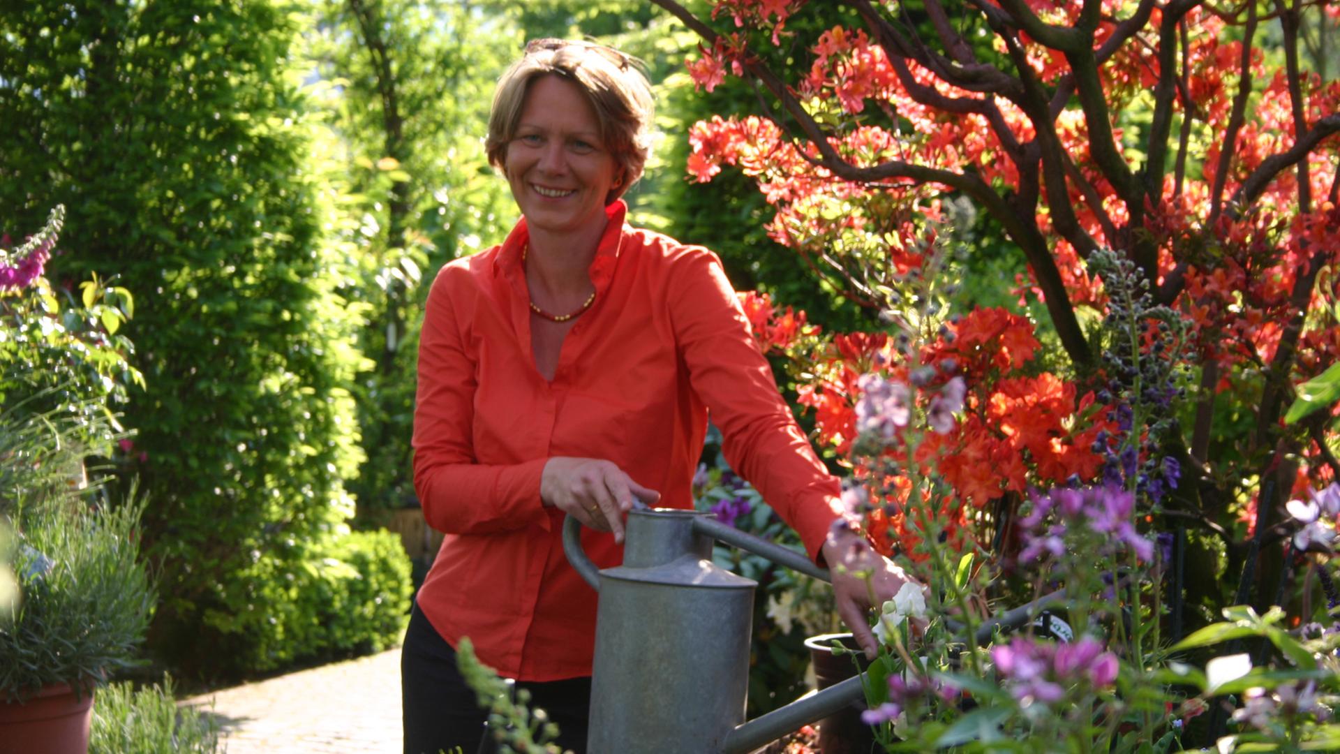 Die Gärtnerin und Unternehmerin, Gabriella Pape, hat in England gelernt und lange gearbeitet, dann in Berlin die Königlichen Gärten gekauft. Die Gärtnerin und Unternehmerin, Gabriella Pape, hat in England gelernt und lange gearbeitet, dann in Berlin die Königlichen Gärten gekauft.