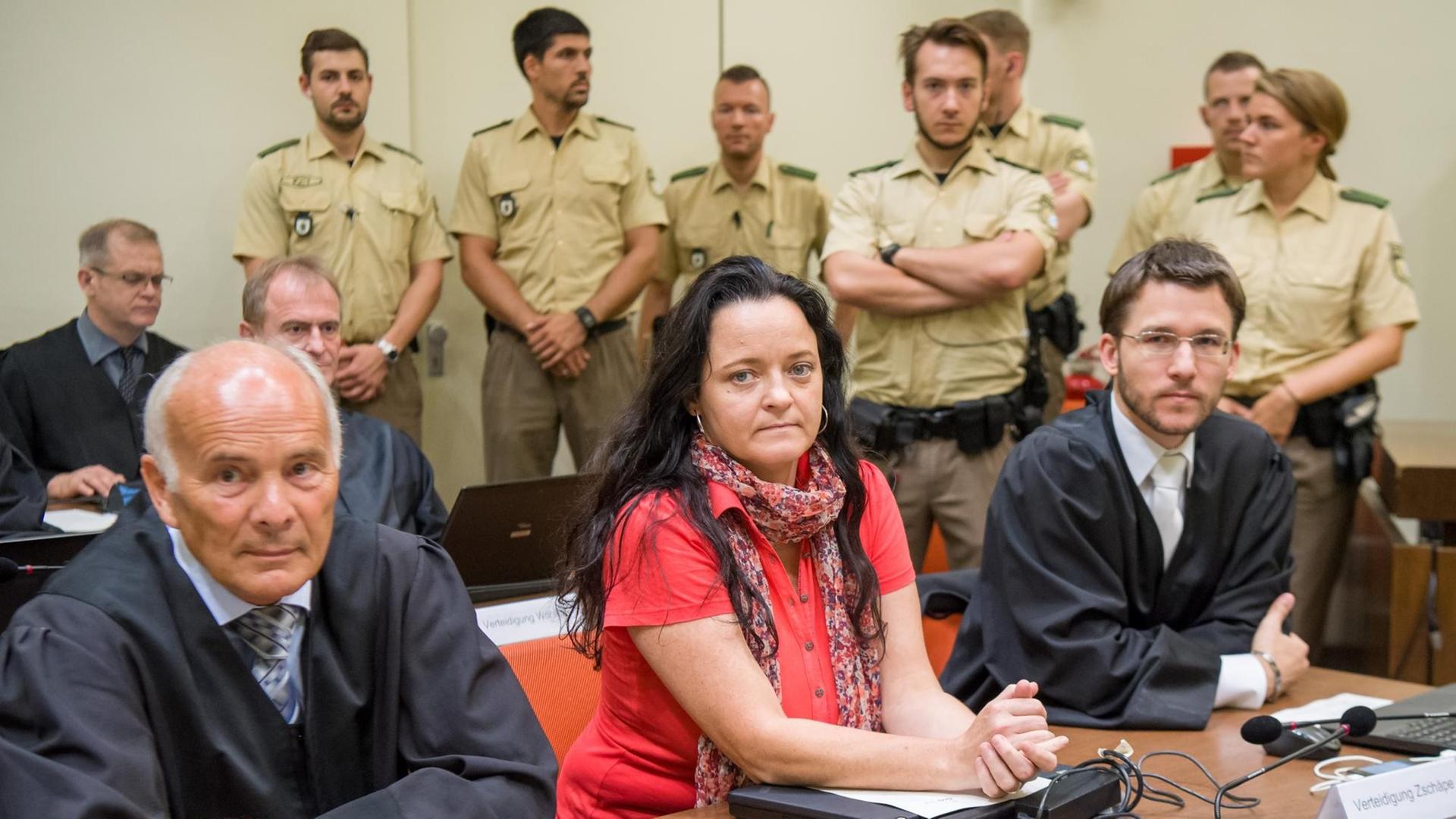 Die Angeklagte Beate Zschäpe sitzt am 01.08.2017 im Verhandlungssaal im Oberlandesgericht München zwischen ihren Anwälten Hermann Borchert (l) und Mathias Grasel. Die Angeklagte Beate Zschäpe sitzt am 01.08.2017 im Verhandlungssaal im Oberlandesgericht München zwischen ihren Anwälten Hermann Borchert (l) und Mathias Grasel.