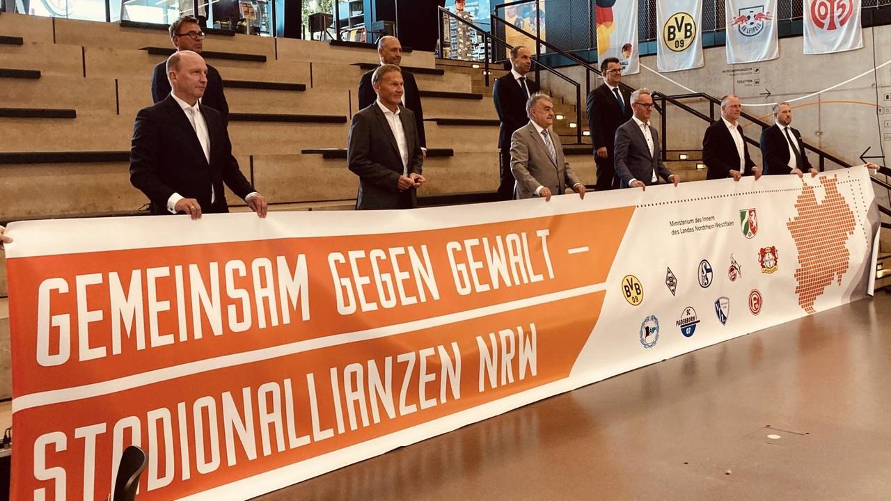 Vertreter von NRW-Politik und Vereinen bei der Unterzeichnung der "Stadionallianzen"