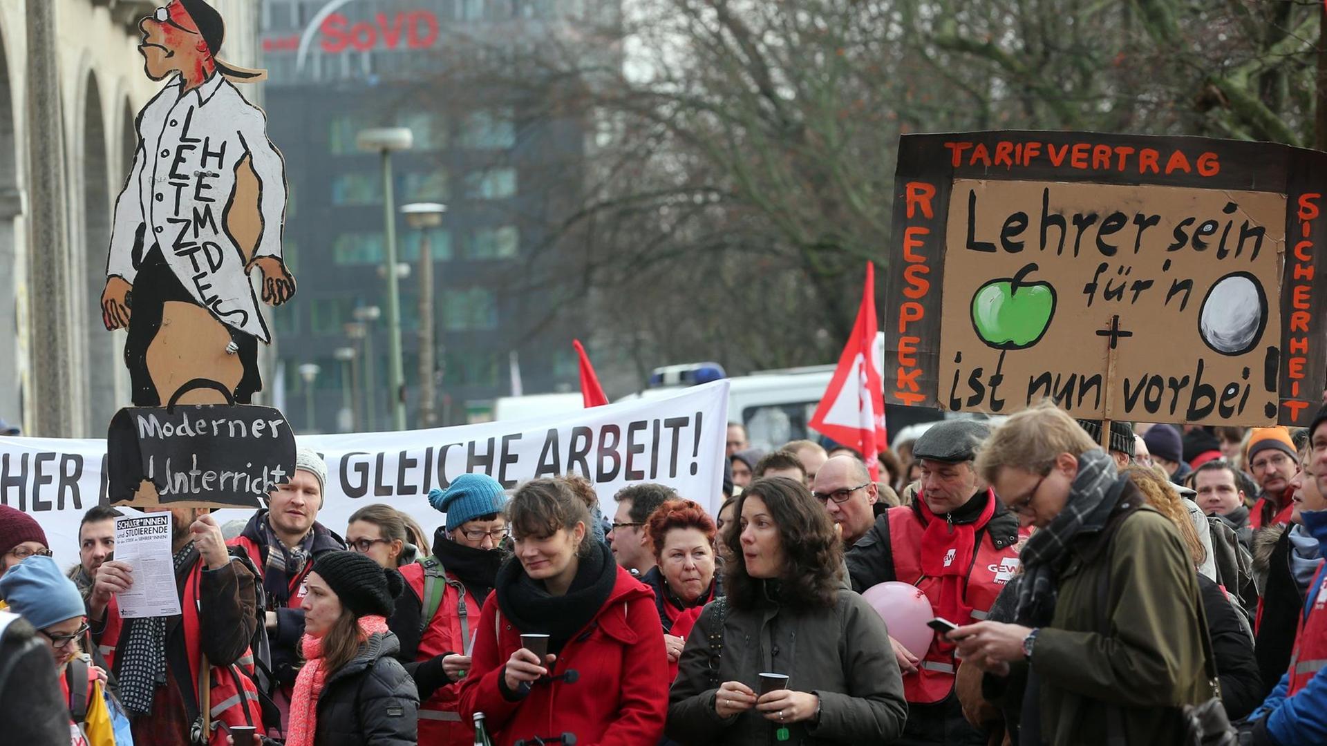 Lehrkräfte nehmen am 26.01.2016 in Berlin an einer Kundgebung der Gewerkschaft Erziehung und Wissenschaft (GEW) teil, die Lehrkräfte zu Warnstreiks aufruft. Lehrkräfte nehmen am 26.01.2016 in Berlin an einer Kundgebung der Gewerkschaft Erziehung und Wissenschaft (GEW) teil, die Lehrkräfte zu Warnstreiks aufruft.