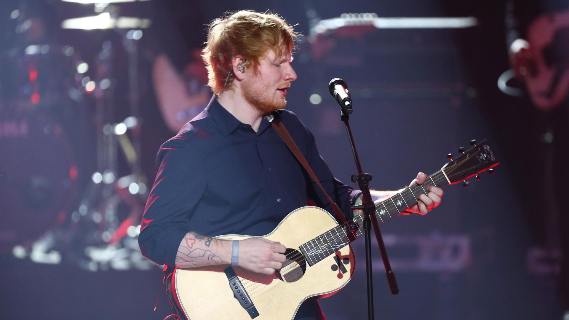 Ed Sheeran bei seinem Auftritt bei der 52. Goldenen Kamera am 04.03.2017 in Hamburg. Er wurde dort als "Beste Musik international" mit der Goldenen Kamera ausgezeichnet. Ed Sheeran bei seinem Auftritt bei der 52. Goldenen Kamera am 04.03.2017 in Hamburg. Er wurde dort als "Beste Musik international" mit der Goldenen Kamera ausgezeichnet.