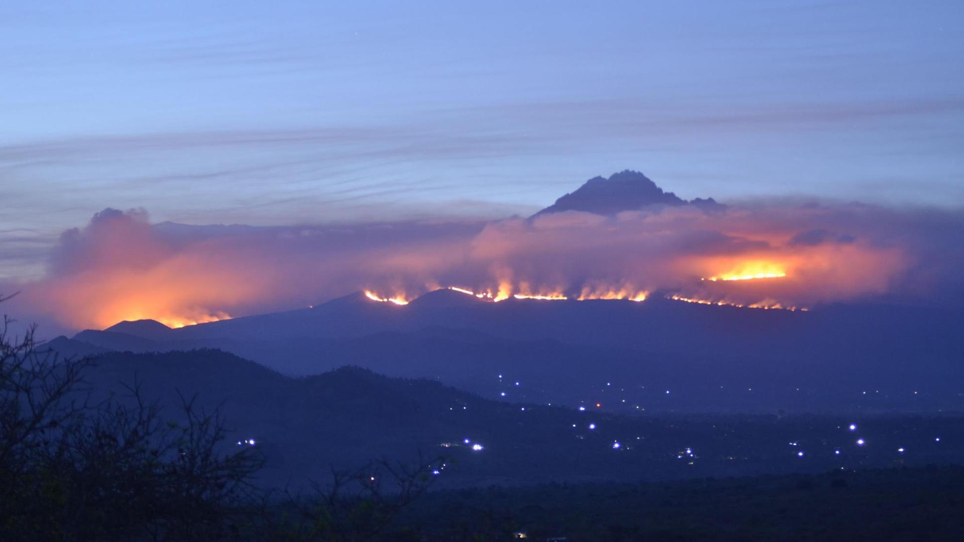 Das Foto zeigt das Feuer am Berg Kilimandscharo. Das Foto zeigt das Feuer am Berg Kilimandscharo.