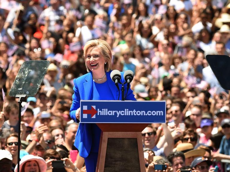 Hillary Clinton beim Auftakt ihres Wahlkampfes auf der Roosevelt-Insel in New York