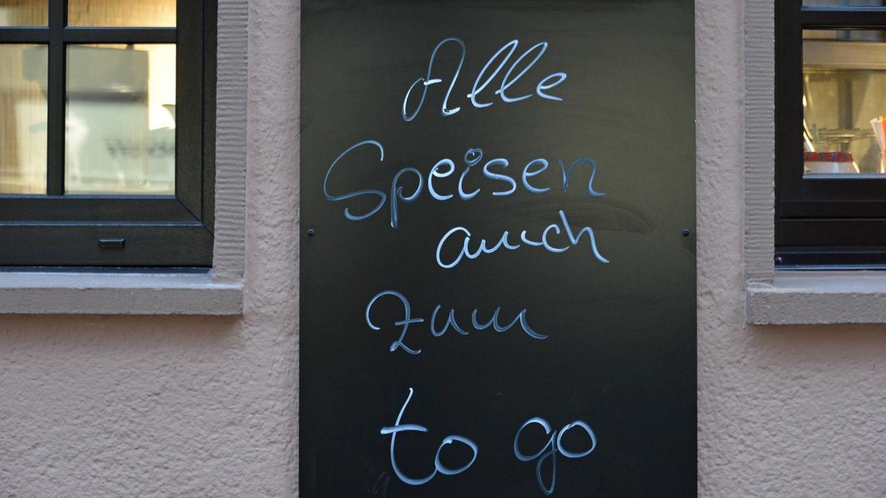 Kreidetafel vor einem Lokal in Aachen mit der Aufschrift "Alle Speisen auch zum to go" Kreidetafel vor einem Lokal in Aachen mit der Aufschrift "Alle Speisen auch zum to go"