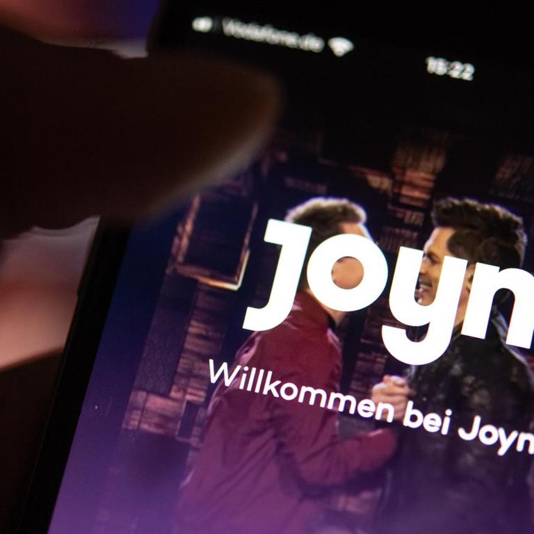 Direkt aufs Handy: die Streaming-Plattform Joyn wird als Schriftzug auf einem Smartphone angeziegt