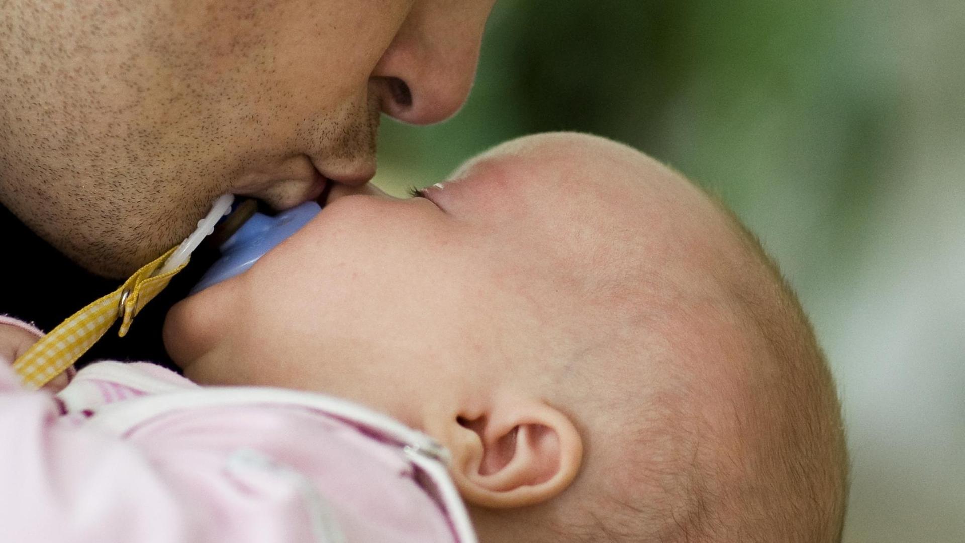 Andreas Lange mit seiner drei Monate alten Tocher Fiona beim Schmusen, aufgenommen am 17.07.2008 in Frankfurt (Oder). Der 34-Jährige Vater hat drei Monate Elternzeit genommen. Foto: Patrick Pleul +++(c) dpa - Report+++ | Verwendung weltweit Andreas Lange mit seiner drei Monate alten Tocher Fiona beim Schmusen, aufgenommen am 17.07.2008 in Frankfurt (Oder). Der 34-Jährige Vater hat drei Monate Elternzeit genommen. Foto: Patrick Pleul +++(c) dpa - Report+++ | Verwendung weltweit
