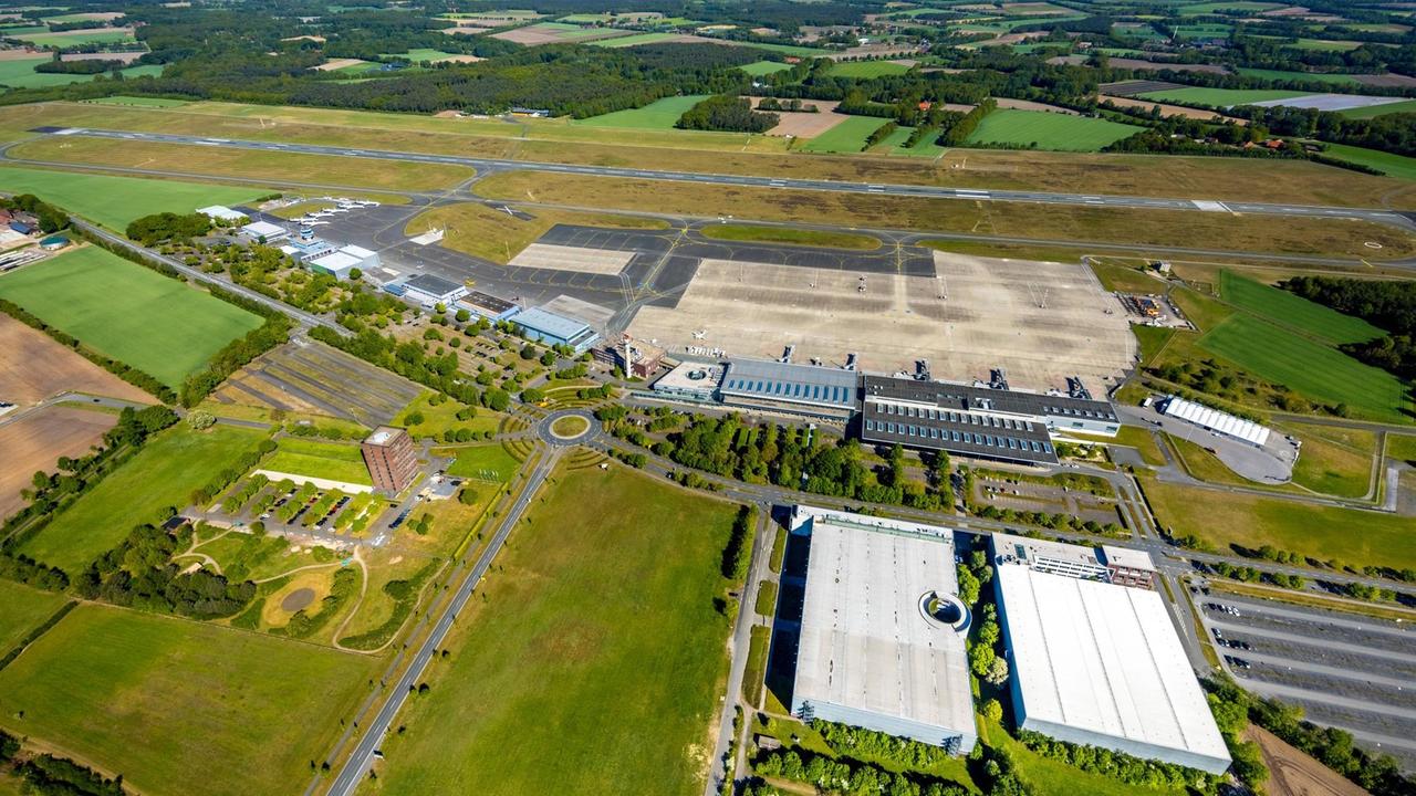 Luftbild vom Flughafengelände Münster-Osnabrück und der Umgebung mit den ersten Bewaldungen. Luftbild vom Flughafengelände Münster-Osnabrück und der Umgebung mit den ersten Bewaldungen.