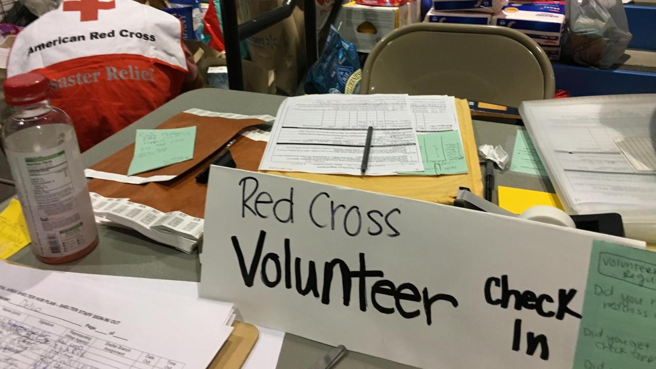 Notunterkunft in Houston: Ein Schreibtisch des Roten Kreuzes.
