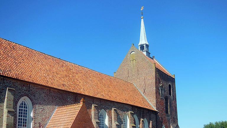 Blick auf die evangelisch-reformierte Kirche in Groothusen, Krummhörn Blick auf die evangelisch-reformierte Kirche in Groothusen, Krummhörn